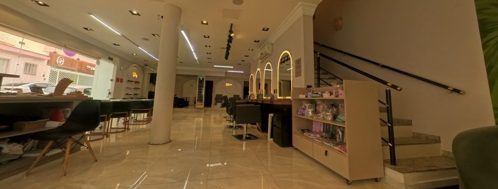 Salão completo da Wow Classy House, unidade Santana