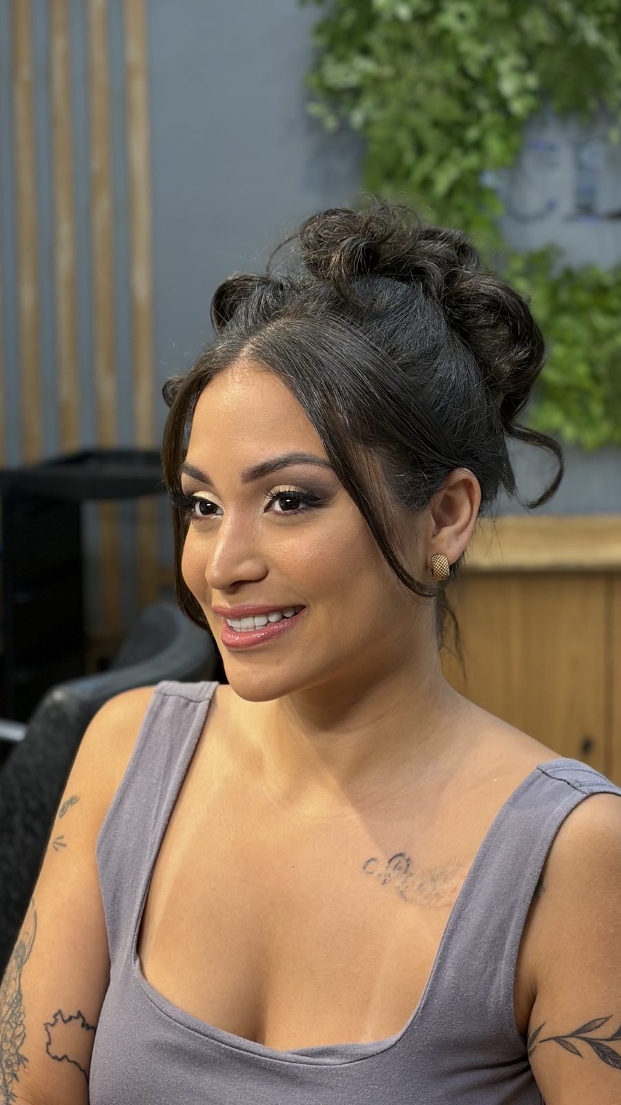 Penteado e maquiagem para noivas e eventos